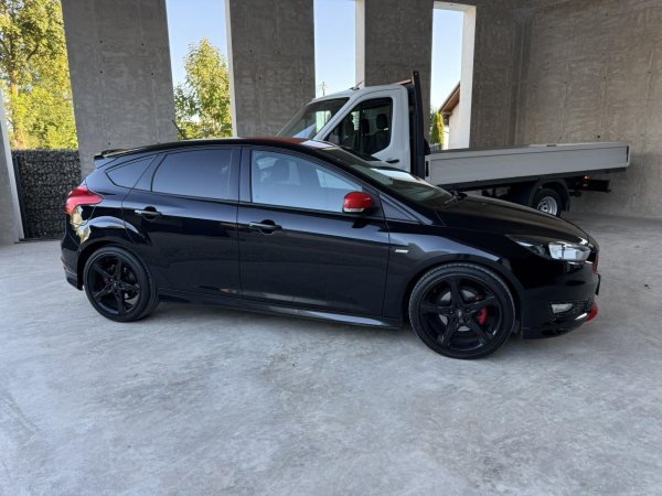 Ford Focus ST-Line Red Black